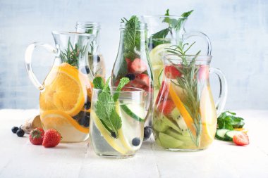 Çeşitli bardak su için sağlıklı kilo kaybı detoks.