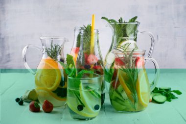 Çeşitli bardak su için sağlıklı kilo kaybı detoks.