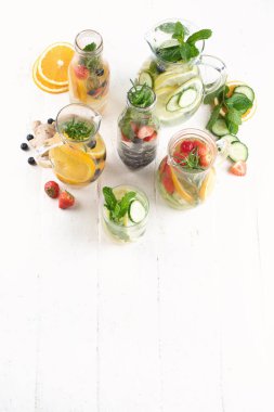 Çeşitli bardak su için sağlıklı kilo kaybı detoks.