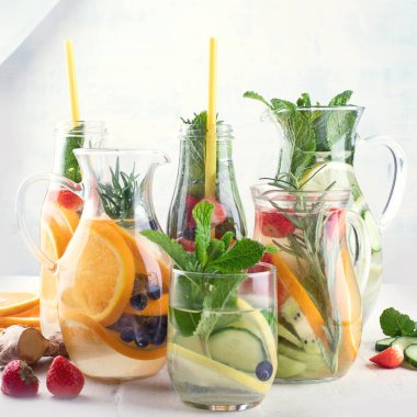 Çeşitli bardak su için sağlıklı kilo kaybı detoks.