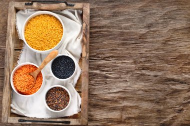 Kase mercimek ahşap masa üzerinde farklı türde.