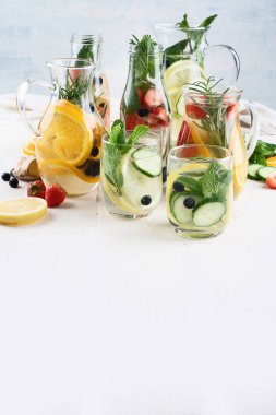 Çeşitli bardak su için sağlıklı kilo kaybı detoks.