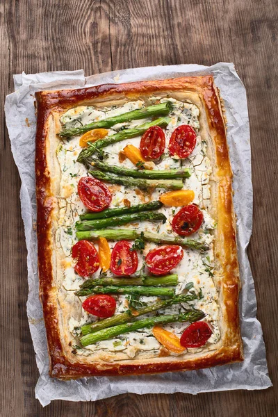 Bladerdeeg Taart Met Asperges Tomaten — Stockfoto