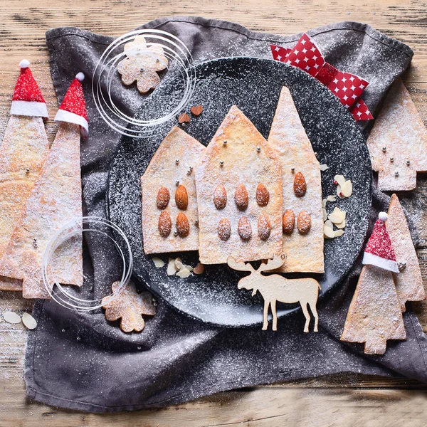 Bodegón Galletas Navidad Forma Árbol Navidad Casas Sobre Fondo Madera — Foto de Stock