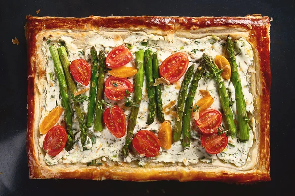 Kuşkonmaz ve domates ile puf böreği tart.