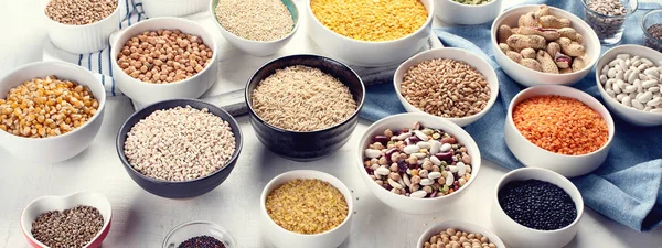 Varios Granos Cereales Semillas Frijoles Cuencos Sobre Mesa — Foto de Stock