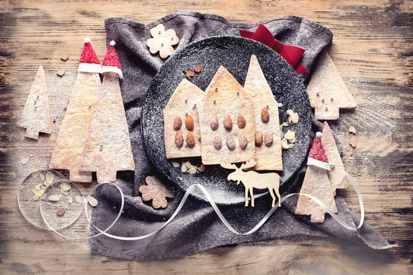 Натюрморт Різдвяним Печивом Формах Ялинки Будинків Старовинному Дерев Яному Тлі — стокове фото