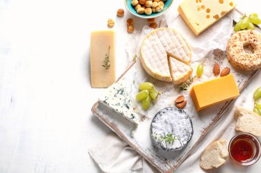 Peynir çeşitleri. Kopya alanı ile üstten görünüm