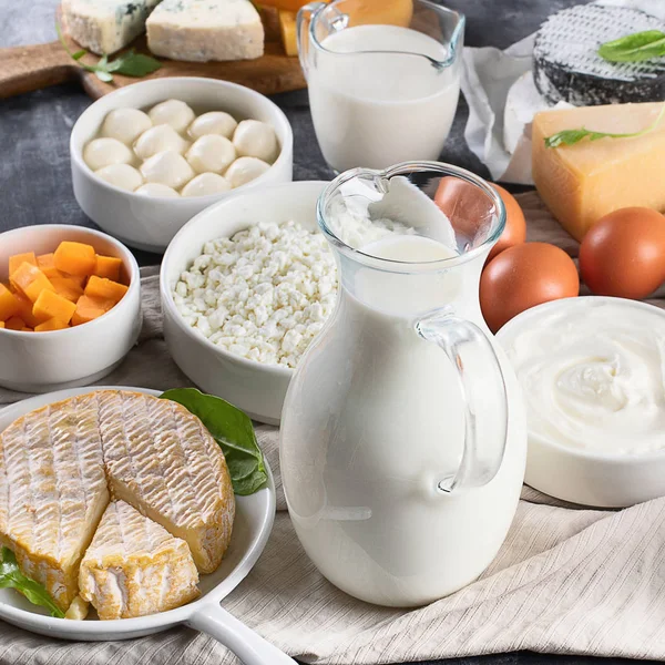Mléčné Výrobky Mléko Sýry Kysaná Smetana Cottage Jogurt Máslo Tmavém — Stock fotografie