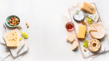 Peynir çeşitleri. Üstten görünüm kopya alanı ile. Panorama