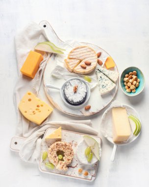 Meyve, bal ve fındık ile peynir tabağı