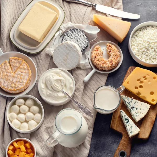 Mléčné Výrobky Mléko Sýry Kysaná Smetana Cottage Jogurt Máslo Tmavém — Stock fotografie