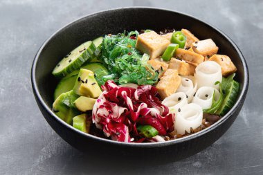 quinoa, sebze ve tofu karanlık masa üzerinde nefis bir Vegan kase