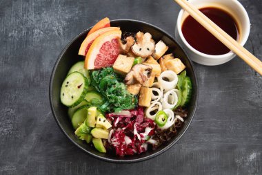 Vegan kase quinoa, sebze ve tofu ile yükseltilmiş görünümü üzerinde karanlık masa üstü