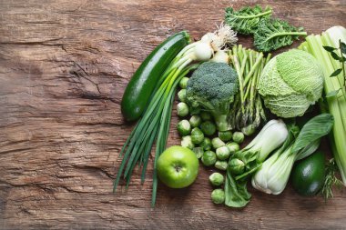 çiğ taze yeşil sebze yükseltilmiş görünümünü mutfak ahşap tablo