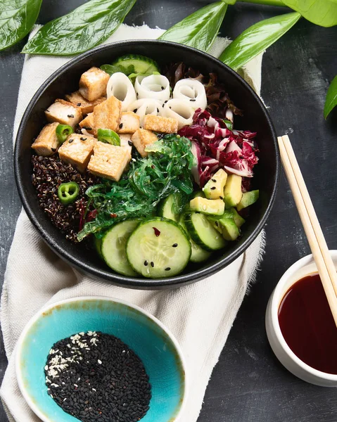 Vista Ángulo Alto Delicioso Cuenco Vegano Con Quinua Verduras Tofu —  Fotos de Stock