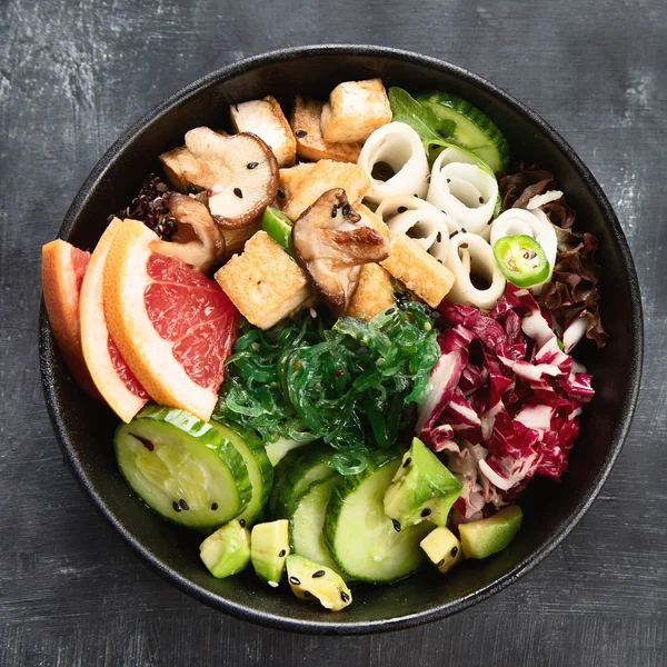 Primo Piano Della Ciotola Vegana Con Quinoa Verdure Tofu Tavolo — Foto Stock