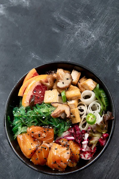 Vista Elevada Del Tazón Con Salmón Quinua Verduras Frutas Tofu —  Fotos de Stock