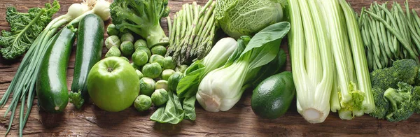 Панорамный Вид Свежие Зеленые Овощи Деревянном Столе Кухне — стоковое фото