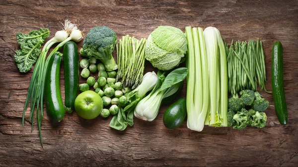 Вид Сверху Свежие Сырые Зеленые Овощи Деревянном Столе Кухне — стоковое фото