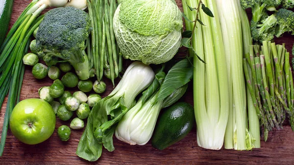 Yeşil Sebzeler Üstten Görünüm Mutfak Ahşap Tablo — Stok fotoğraf