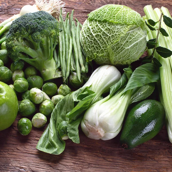 Vista Sopraelevata Verdure Verdi Sul Tavolo Legno Cucina — Foto Stock