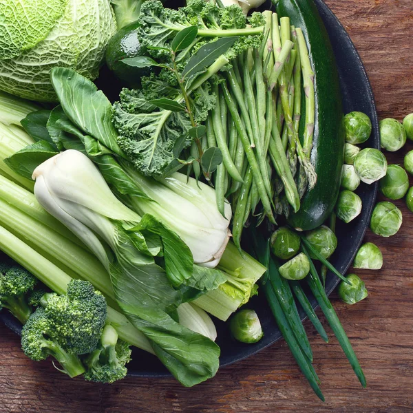 Υπερυψωμένη Θέαση Από Φρέσκα Πράσινα Λαχανικά Στο Ξύλινο Τραπέζι Στην — Φωτογραφία Αρχείου