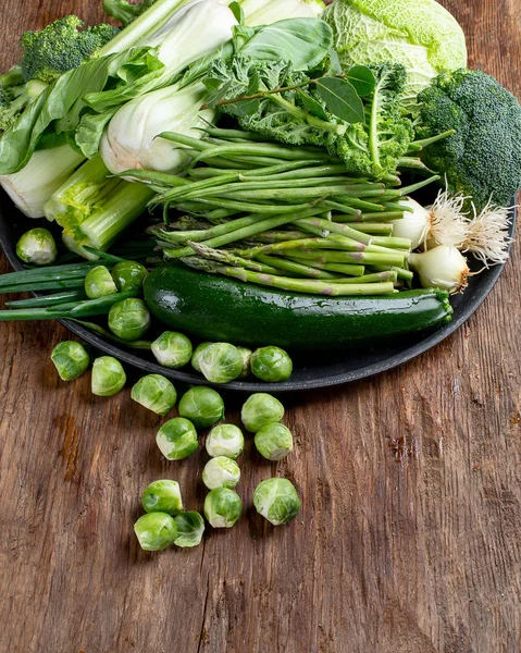 Verdure Verdi Fresche Tavolo Legno Cucina — Foto Stock