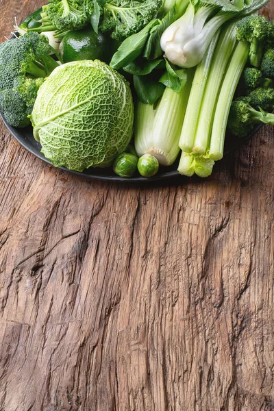 Vista Angolo Alto Verdure Fresche Verdi Sul Tavolo Legno Cucina — Foto Stock