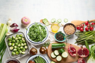 iştah açıcı mevsimlik vegan maddeler masa üstü, sağlıklı gıda kavramı üzerinde yemek üstten görünüm