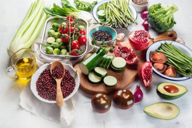 Mevsimlik çiğ vegan maddeler masa üstü, sağlıklı gıda kavramı üzerinde yemek üstten görünüm