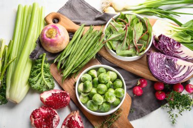 Masa üzerinde sağlıklı salata için mevsimlik sebze üstten görünüm