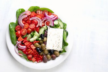 beyaz peynir, salatalık, zeytin ve domates ile iştah açıcı Yunan salatası yükseltilmiş görünümünü plaka üzerinde