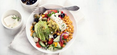 lezzetli salata nohut, beyaz peynir ve avokado, sağlıklı gıda kavramı ile üstten görünüm