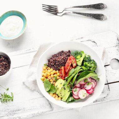 Salata quinoa, brokoli, domates ve kase, sağlıklı vegan gıda nohut ile yükseltilmiş görmek