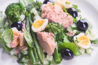 Salata sebze, yumurta ve ton balığı, yakın çekim