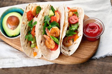 Avokado ve sos ile servis karides tacos