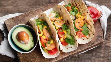 Avokado ve sos ile servis karides tacos