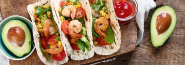 Avokado ve sos ile servis karides tacos