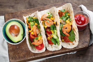 Avokado ve sos ile servis karides tacos