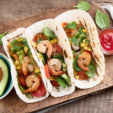 Avokado ve sos ile servis karides tacos