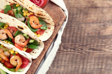 Avokado ve sos ile servis karides tacos