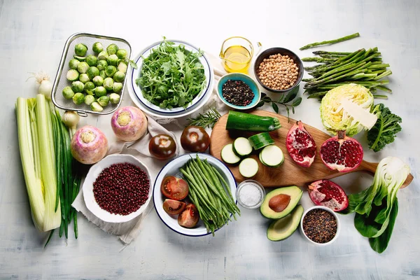 在桌面上的季节性纯色素菜烹饪成分的高景观 健康的食物概念 — 图库照片