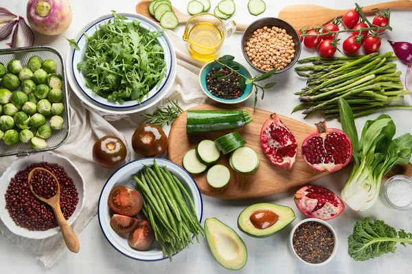 Mevsimlik işlenmemiş vegan maddeler masa üstü, sağlıklı gıda kavramı üzerinde yemek üstten görünüm