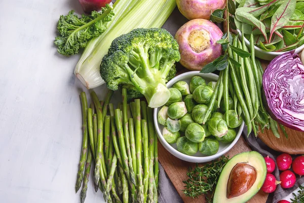 Masa Üzerinde Sebze Salatası Için Malzemelerin Üstten Görünüm — Stok fotoğraf