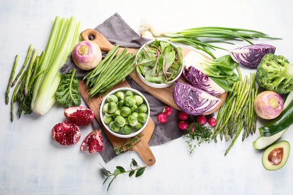Masa Üzerinde Sağlıklı Yemek Pişirmek Için Ham Mevsimlik Sebze Üstten — Stok fotoğraf