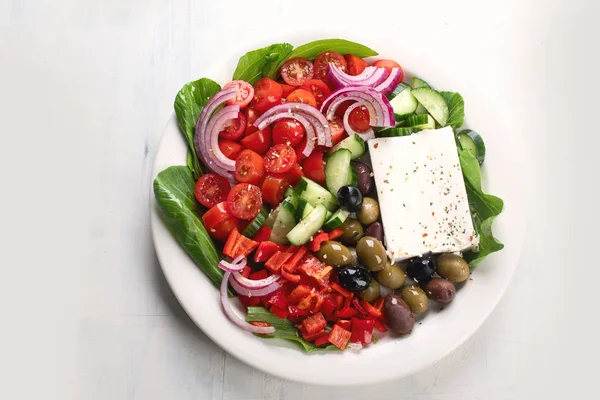 在盘子里放着费塔 橄榄和西红柿的健康希腊沙拉的顶视图 — 图库照片