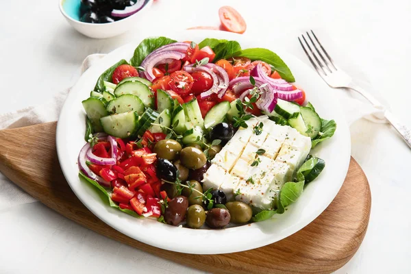 Salada Grega Orgânica Com Feta Pepinos Azeitonas Tomates Prato — Fotografia de Stock