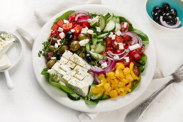 高的观点美味的希腊沙拉与费塔 橄榄和西红柿在盘子里 — 图库照片
