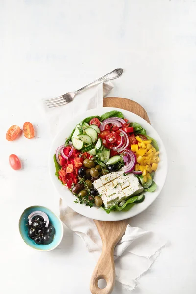 Vista Superior Salada Grega Saborosa Com Feta Pepinos Azeitonas Tomates — Fotografia de Stock